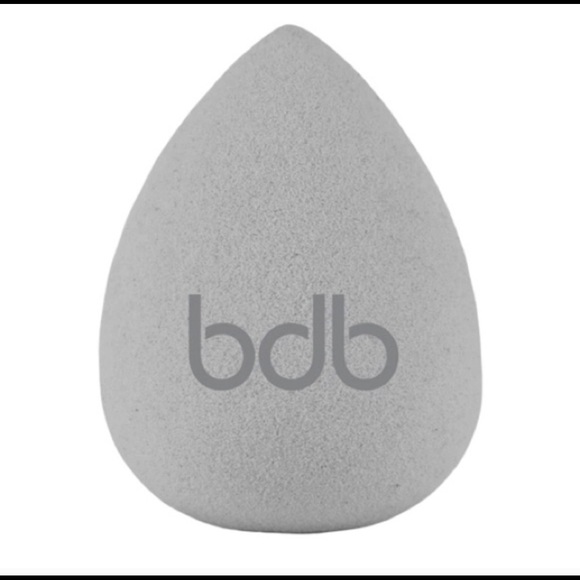 NWT Billion Dollar Beauty Charcoal Sponge - Picture 1 of 2
